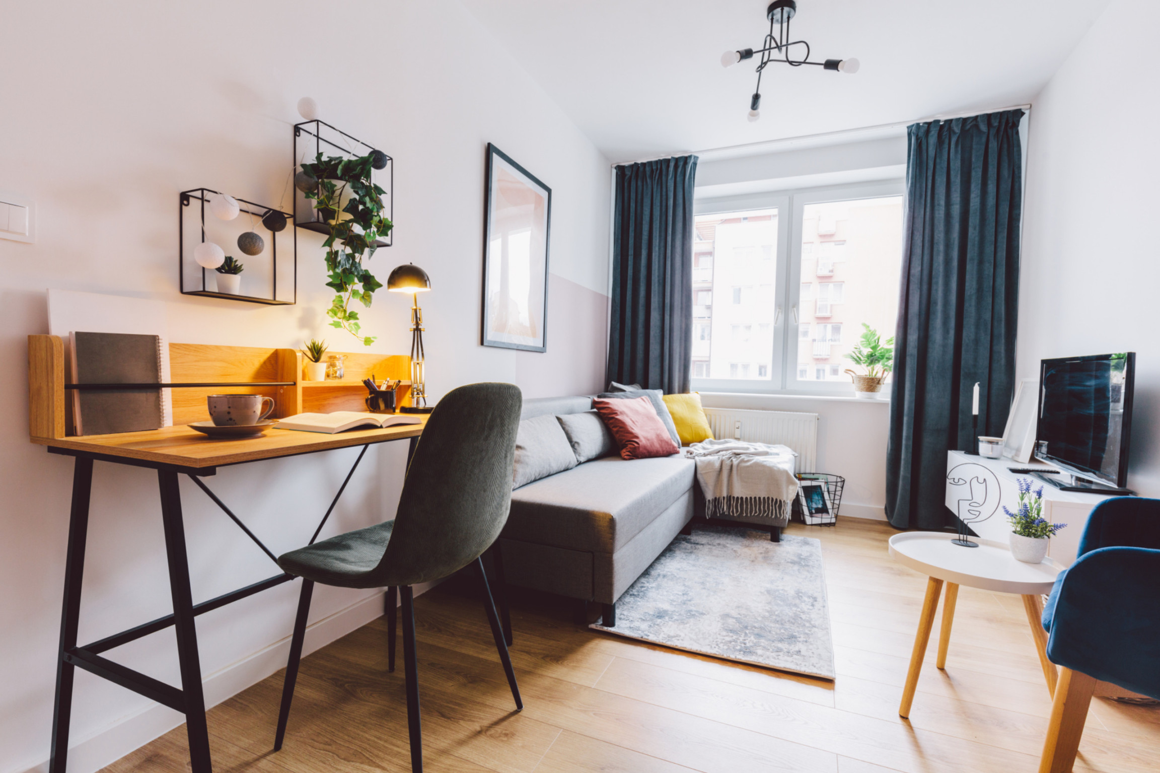 Kleines Wohnzimmer einrichten: Die besten Tipps für mehr Platz